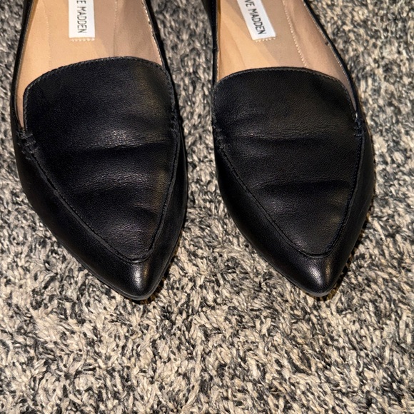 STEVE MADDEN Women's Feather Black Leather Pointed Toe Slip-on Flats 9M - Picture 2 of 6